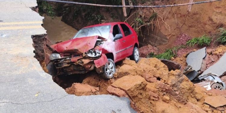 Trecho da BR-474 desmorona e mata três pessoas, em Ipanema