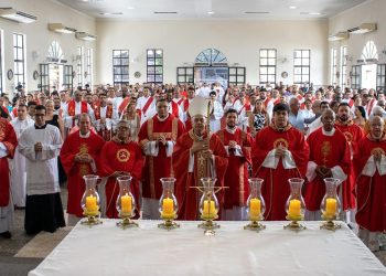 Dom Félix Ordena Diáconos os Seminaristas Daniel Dourado e Pedro Martins