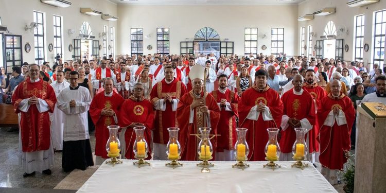 Dom Félix Ordena Diáconos os Seminaristas Daniel Dourado e Pedro Martins