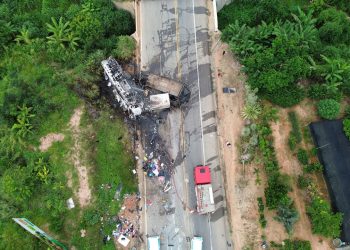 Ao menos 18 pessoas morrem em acidente entre carro, ônibus e caminhão no Vale do Mucuri
