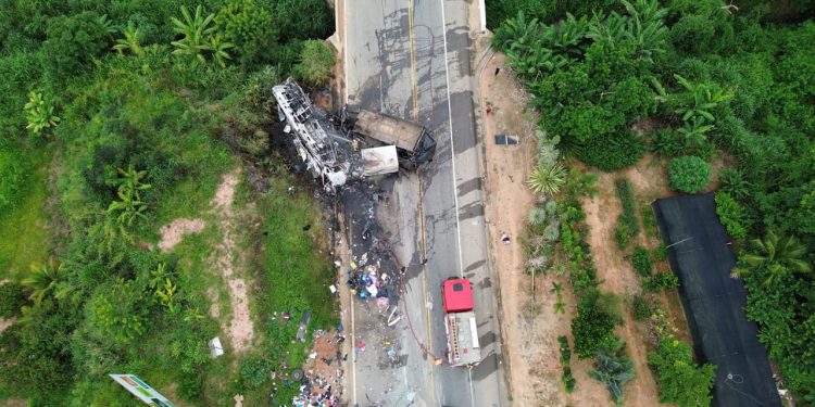 Ao menos 18 pessoas morrem em acidente entre carro, ônibus e caminhão no Vale do Mucuri