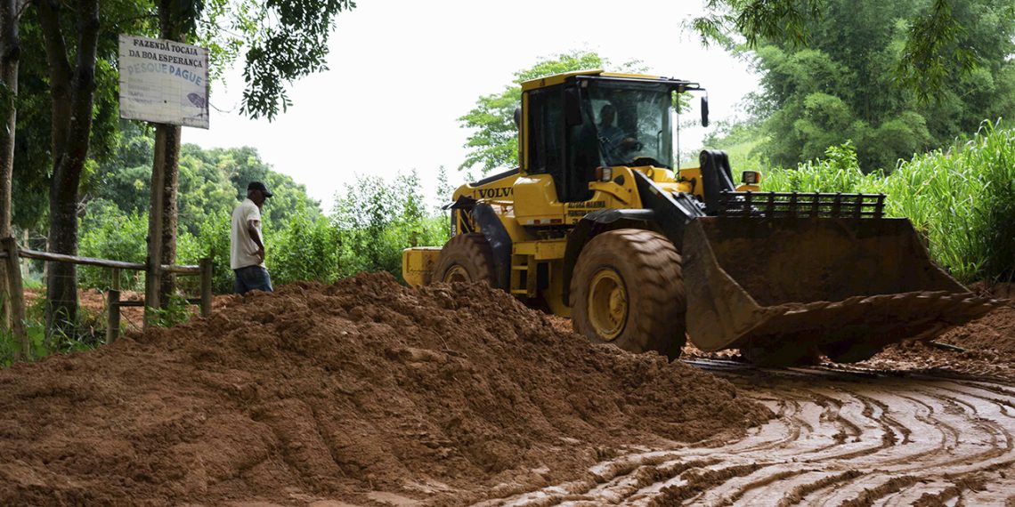 Estrada que liga distritos de Penha do Cassiano e Vila Nova Floresta passa por reparos após interdição, em Valadares