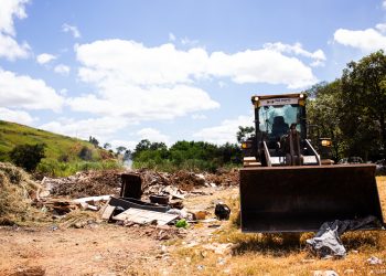 Ação conjunta combate descarte irregular de lixo na BR-259, em Valadares