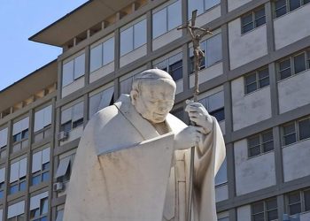 Papa Francisco apresenta melhora nos índices inflamatórios, mas segue em tratamento por pneumonia bilateral