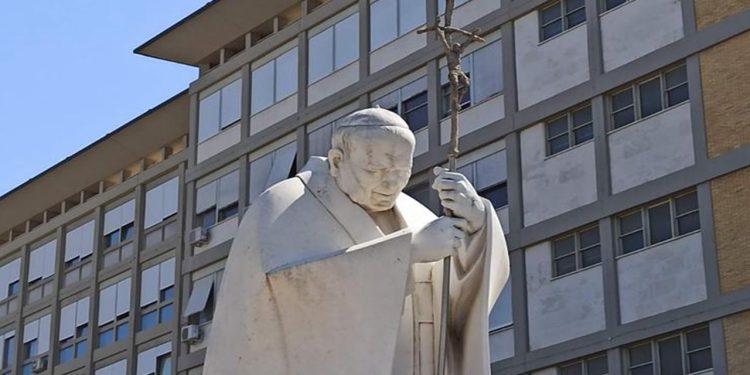 Papa Francisco apresenta melhora nos índices inflamatórios, mas segue em tratamento por pneumonia bilateral