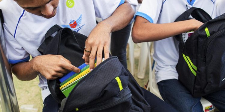 Governo do Estado entrega kits escolares à alunos da Rede Estadual, em Valadares