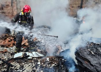 Marcenaria é destruída por incêndio, em Valadares