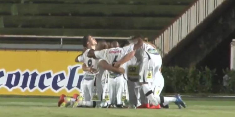 Democrata derrota Uberlândia fora de casa e respira no Campeonato Mineiro