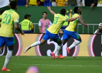 Com gols de Raphinha e Vinicius Júnior Brasil vence Colômbia e respira nas Eliminatórias Sul Americanas