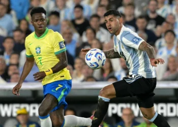 Brasil é goleado pela Argentina e sofre derrota histórica nas Eliminatórias