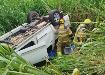 Caminhonete capota e deixa família ferida, na BR-116, em Valadares