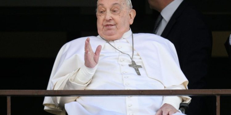 Papa recebe alta, fala aos fiéis e retorna ao Vaticano após mais de um mês no hospital