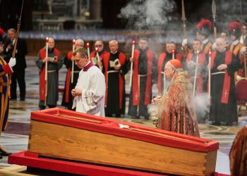 Vaticano anuncia que rito de fechamento do caixão do Papa Francisco será na sexta (25)