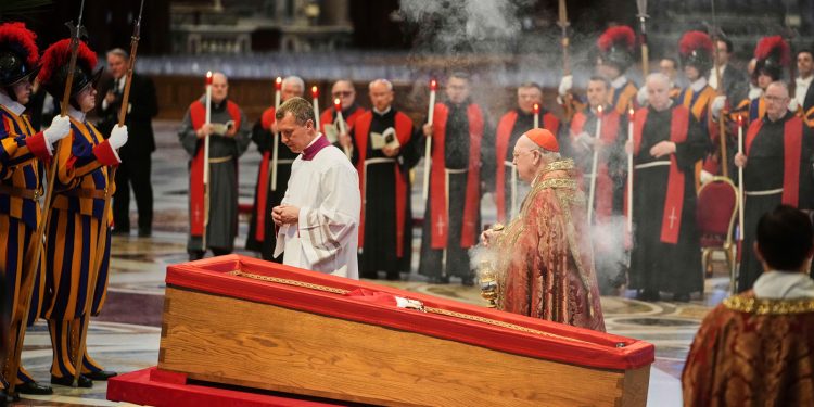 Vaticano anuncia que rito de fechamento do caixão do Papa Francisco será na sexta (25)