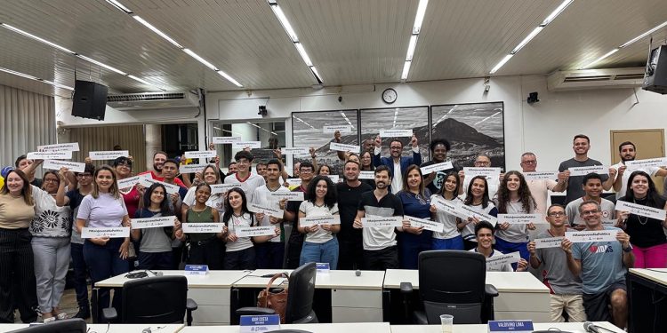 Câmara Municipal dá início aos trabalhos do Parlamento Jovem, em Valadares