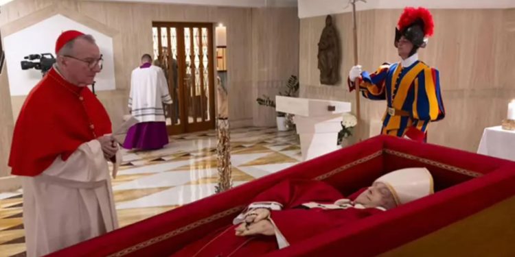 Corpo do Papa Francisco começa a ser velado nesta terça-feira (22)