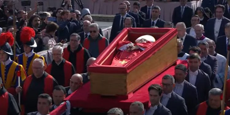 Morte do Papa Francisco: ‘Queria vê-lo em vida’, diz brasileiro que levou mãe para Roma na Páscoa