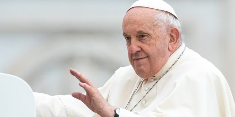 Saúde do Papa Francisco apresenta melhoras; possível aparição no Angelus deste domingo (6)