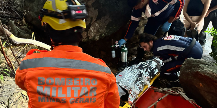 Jovem é resgatada após ser encontrada desacordada em trilha do Parque Municipal, em Valadares
