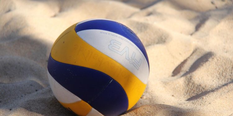 Praça de Esportes de Valadares abre vagas gratuitas para aulas de vôlei de areia e treinamento funcional