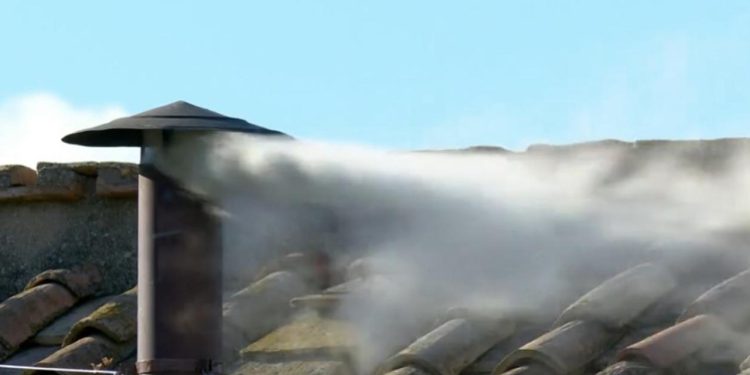 “Habemus Papam”: Fumaça branca aparece e aponta a eleição do novo Papa da Igreja Católica