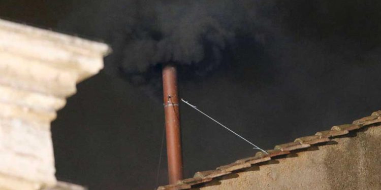 Primeiro dia de Conclave termina sem eleição do novo Papa