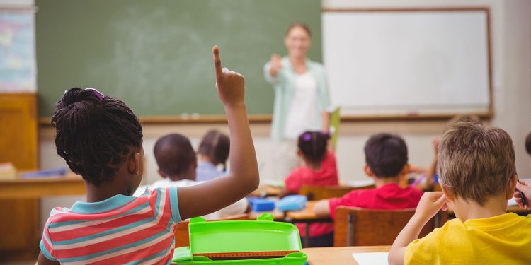 Governo de Minas sanciona reajuste para professores da educação básica