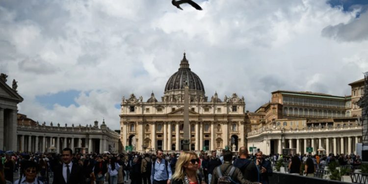 Começa o Conclave: Cardeais se reúnem na Capela Sistina para primeira votação