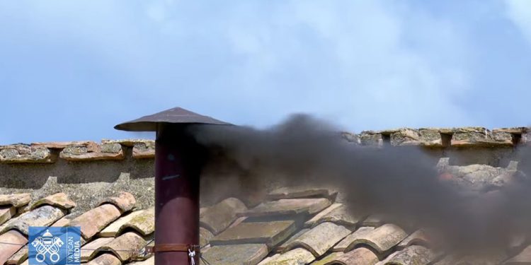 Fumaça Preta: Cardeais ainda não elegeram o novo Papa e Conclave continua nesta quinta-feira