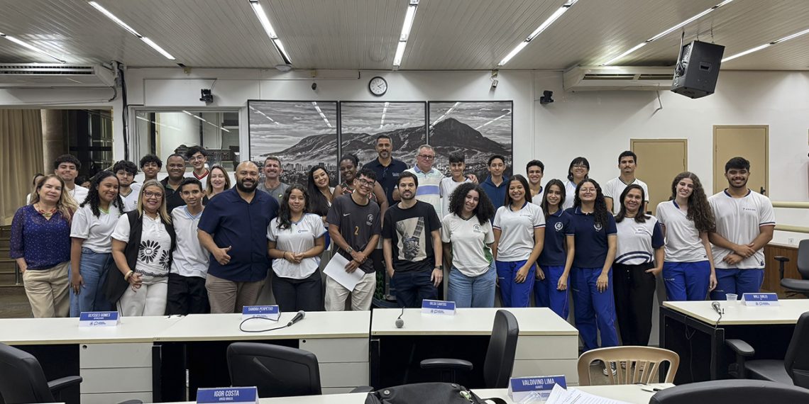 Parlamento Jovem: Adolescentes participam de oficina sobre redes sociais na Câmara de Valadares