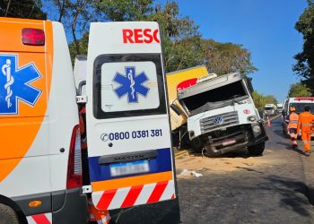 Batida entre caminhões interdita a BR-381, em Valadares; três pessoas ficaram feridas