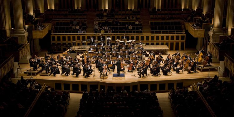 Filarmônica de Minas Gerais chega a Valadares para concerto na Praça da Estação