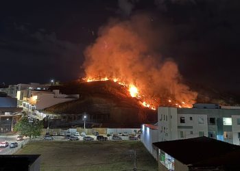 Bombeiros controlam incêndio na região do Lagoa Santa, em Valadares