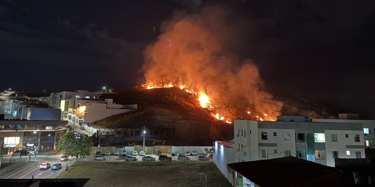 Bombeiros controlam incêndio na região do Lagoa Santa, em Valadares