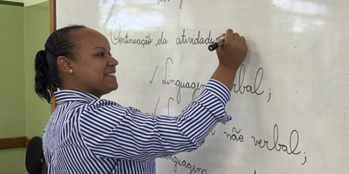 Governo de Minas abre inscrições para concurso público da Educação; mais 13 mil vagas estão em disputa