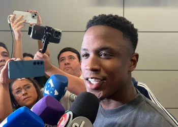 Luis Sinisterra desembarca em Belo Horizonte para assinar com Cruzeiro