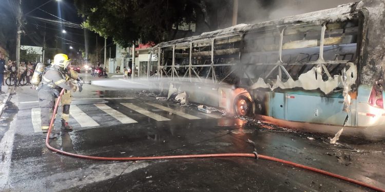 Ônibus que transportava universitários é destruído por incêndio, em Valadares