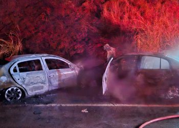 Acidente deixa dois carros destruídos por incêndio, na BR-116, em Valadares