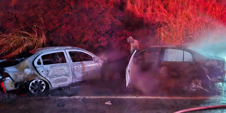 Acidente deixa dois carros destruídos por incêndio, na BR-116, em Valadares