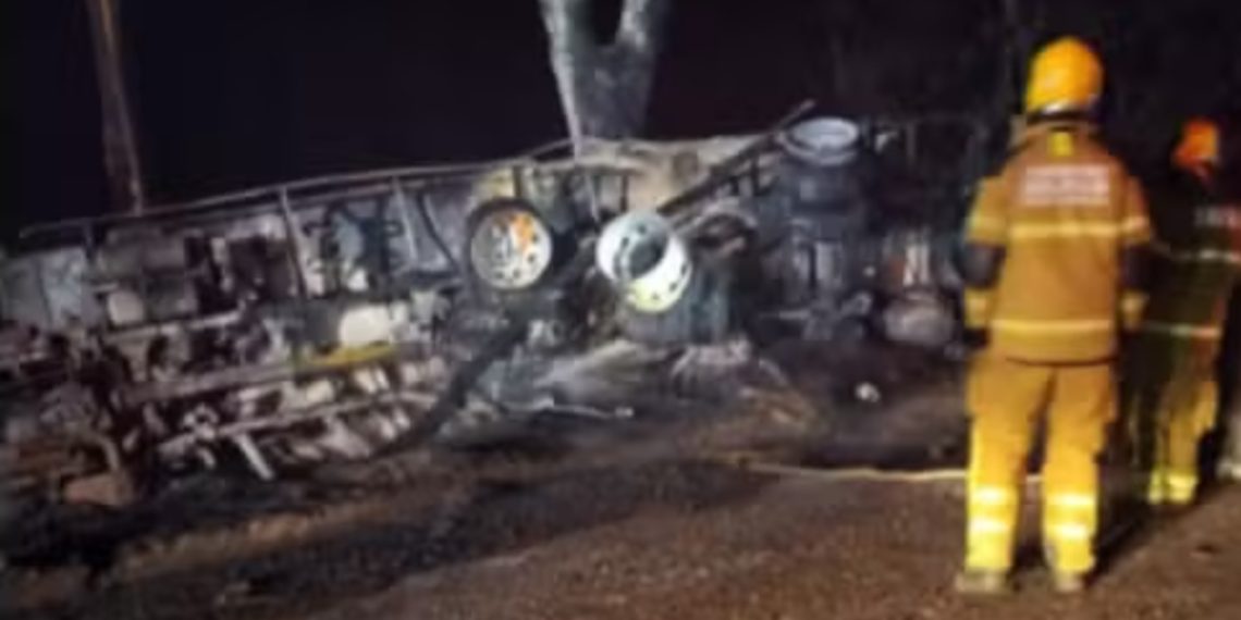 Caminhão-tanque pega fogo e motorista morre na MGC-120, em Água Boa