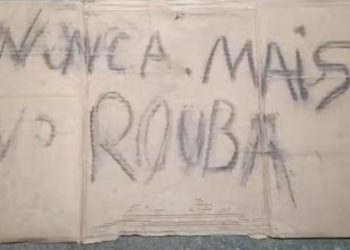 Com cartaz dizendo “nunca mais vou roubar”, homem é encontrado inconsciente e com mãos amarradas, em Valadares