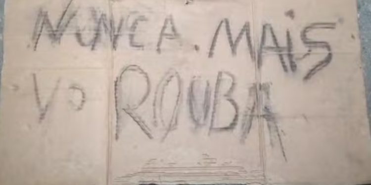 Com cartaz dizendo “nunca mais vou roubar”, homem é encontrado inconsciente e com mãos amarradas, em Valadares