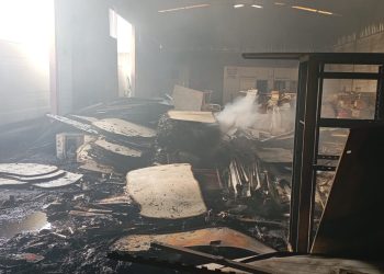 Galpão de móveis usados pega fogo, em Governador Valadares