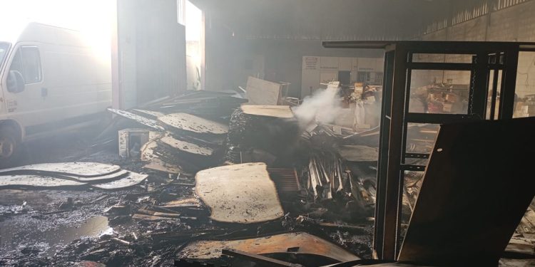 Galpão de móveis usados pega fogo, em Governador Valadares