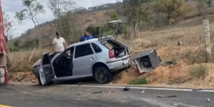 Batida entre carro e caminhão deixa mãe e filha, de apenas dois anos, mortas em Carlos Chagas