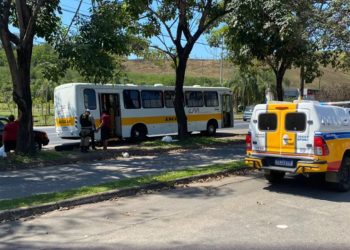 Roda se solta de ônibus na BR-381 em Ipatinga e atinge duas pessoas
