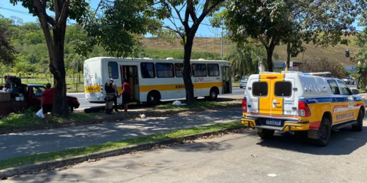 Roda se solta de ônibus na BR-381 em Ipatinga e atinge duas pessoas