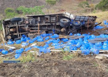 Caminhão tomba ás margens da BR-259 e deixa dois feridos, em Valadares
