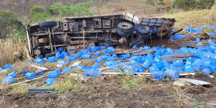 Caminhão tomba ás margens da BR-259 e deixa dois feridos, em Valadares
