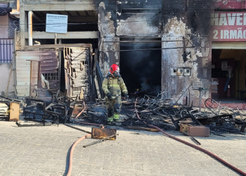 Incêndio destrói reformadora de estofados, em Governador Valadares